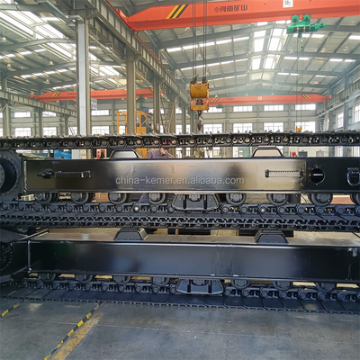 El montaje del motor para el tren de los excavadores Cat en talleres de reparación de maquinaria