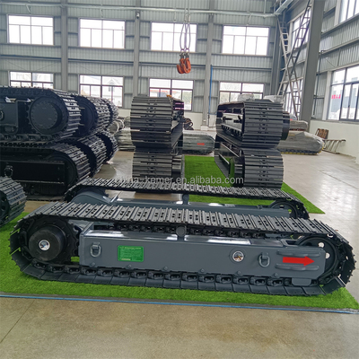 El montaje del motor para el tren de los excavadores Cat en talleres de reparación de maquinaria